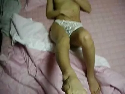 Asa Akira kreeg haar kutje amateur porn film zachtjes gestimuleerd