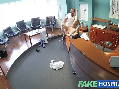 Gepassioneerde blondine werd geneukt in amateur sexfilmpjes haar bed