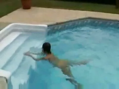 Mooie studente Scarlett Mae neukt gelukkige oude man in amatur sex film de woonkamer