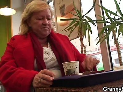 Geweldige milf houdt van ruige trio's amateur porn film