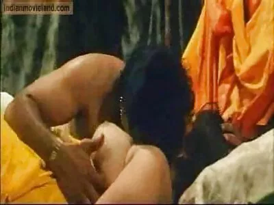 MILF met grote borsten wordt aangenaam geneukt in bed amateur sexfilmpje