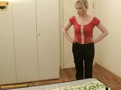 Flexibele latina spreidt haar benen wijd voor Jordi's video porno amteur lul