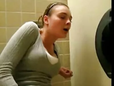 Schattige babes Anny Aurora en Eliza Ibarra neuken bebaarde man in amateur sex in cinema bed
