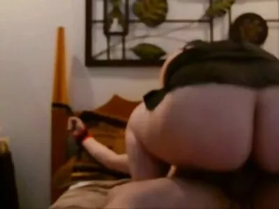Kira Noir kreunt als een wild dier terwijl ze amatur sex film een witte lul berijdt