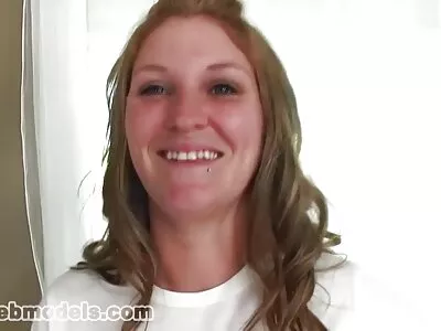 Dixie Lynn wordt uitgegeten en geneukt in amateur porn film bed