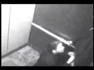Rondborstige roodharige verpleegster zuigt Tylers amateur seksfilm lul tot de laatste druppel