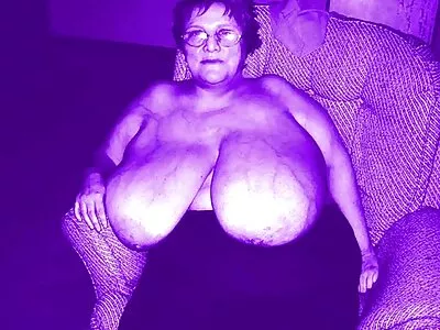 Vrouw met grote borsten wordt geölied en geneukt amateur pornofilms in bed