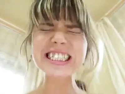 Petite Mandy wordt buiten hard geneukt amateur porn film