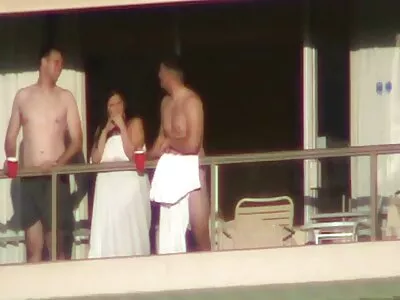 Gebruinde MILF amatour sex movie Alana Cruise wordt lekker geneukt in bed