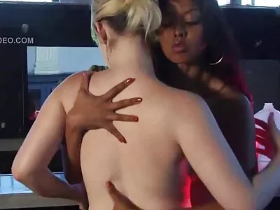 Atletische blonde feeks zuigt en neukt amateur sexfilms dikke lul voor een warme lading