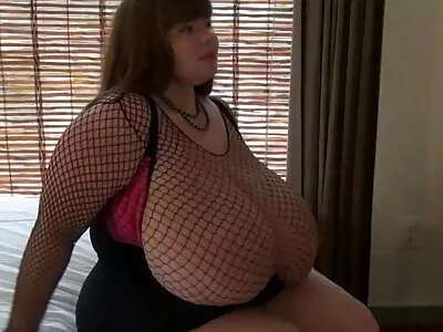 Babe Kyler amateur porn movie Quinn krijgt een grote zwarte lul en komt op haar gezicht