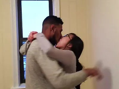 Blauwogige MILF laat haar amateur sex movie stiefdochter zien hoe ze een slet moet zijn