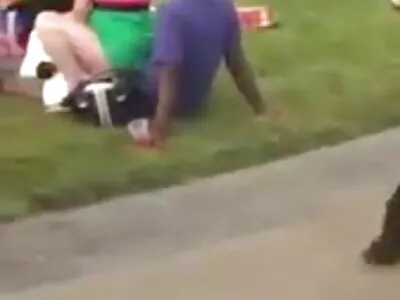 Schatje met ravenhaar wordt opgepikt en sexfilmpjes amateur geneukt in een busje