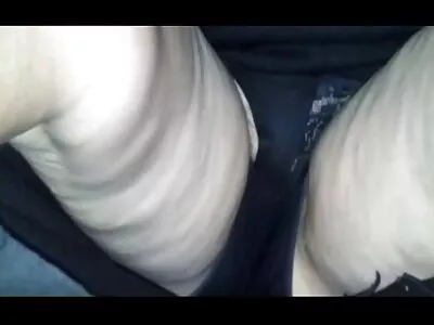 Mooie MILF neukt de vriendin van amateur sex movie haar dochter in de badkamer