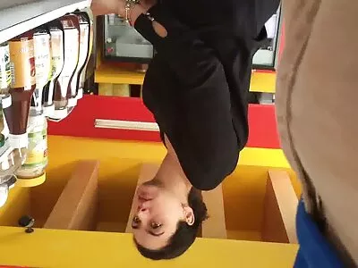 Serveerster amateur hotel porno Alex Dane neemt twee pikken in het restaurant