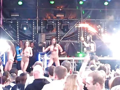 Lekkere cougar Chanel Preston neukt geluksvogel in amateur pornofilms de woonkamer