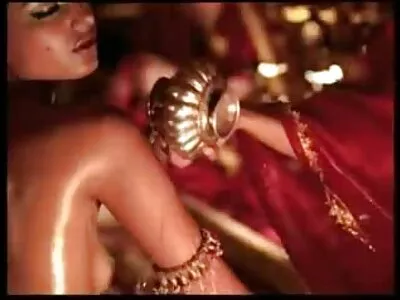 Hete brunette werd in de amateur sexfilmpje kont geneukt