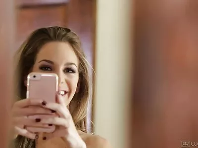 Schattige sterretje Poppy Pleasure amateur sexfilmpjes wordt geneukt op de tafel