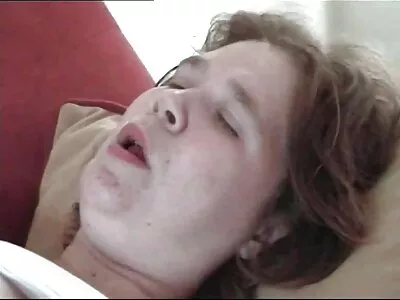Honey Demon smeert zichzelf in en wordt porn movie amateur diep geneukt