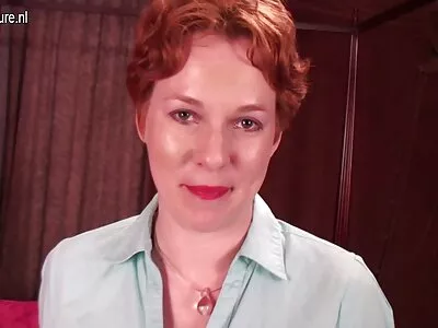 Dikke MILF met enorme meloenen verleidt het vriendje van amateur sexfilms haar dochter