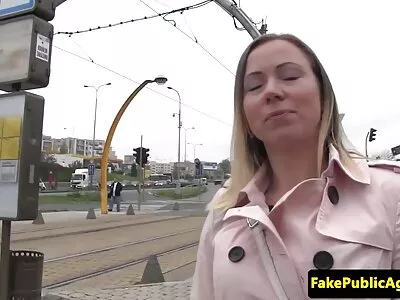 Geile blonde slet schreeuwt amateur porn film van plezier