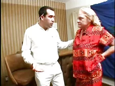 Geile blonde cougar demonstreert haar pikzuig- en neukvaardigheden amateur cinema porn