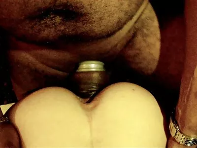 Donkerharige vrouw sexfilmpjes amateur zuigt lul
