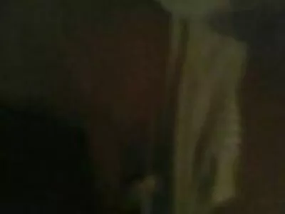 Mollige brunette staat te popelen om geneukt amateur porn film te worden
