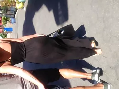 Twee gewelfde amateur swingers movie pornosterren krijgen hun kutgaatjes schold
